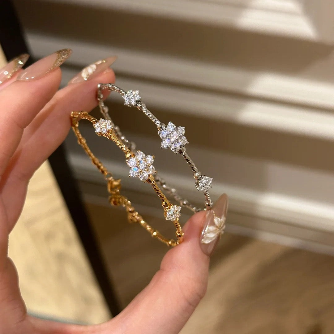 Vintage Clover and Sparkling Snowflake Jewelry Set