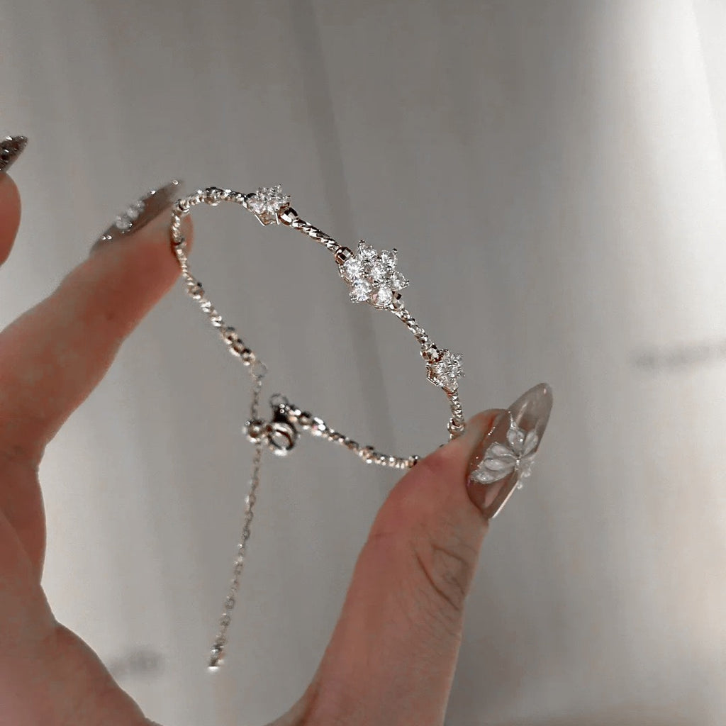 Vintage Clover and Sparkling Snowflake Jewelry Set