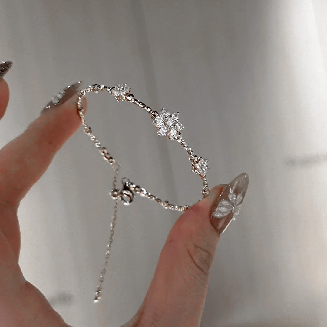 Vintage Clover and Sparkling Snowflake Jewelry Set